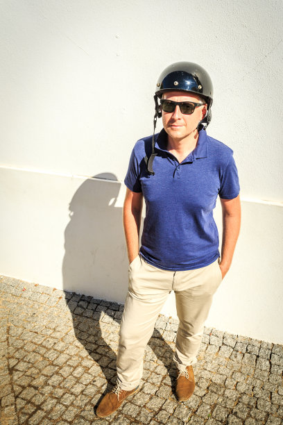 一个戴着头盔准备骑摩托车的男人的肖像图片下载