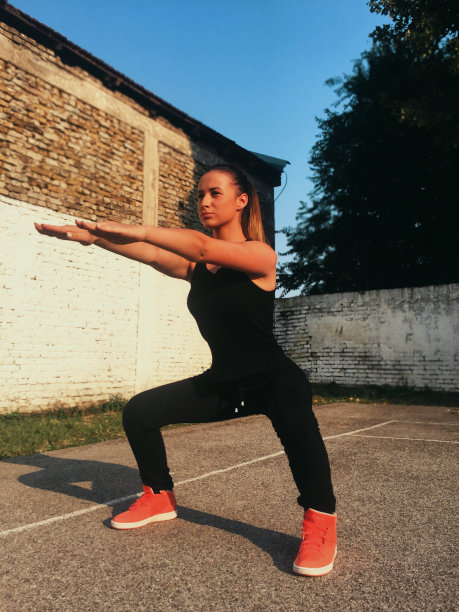 女孩蹲在公共场地上图片下载