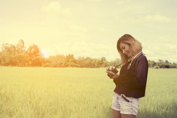 美丽的年轻金发女子在泰国草地摄影图片下载