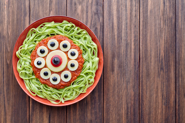 绿色意大利面创意意大利面可怕的万圣节食物怪物餐图片下载