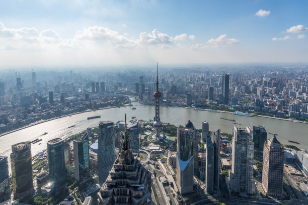 上海，中国城市景观俯瞰金融区和黄浦江。图片下载