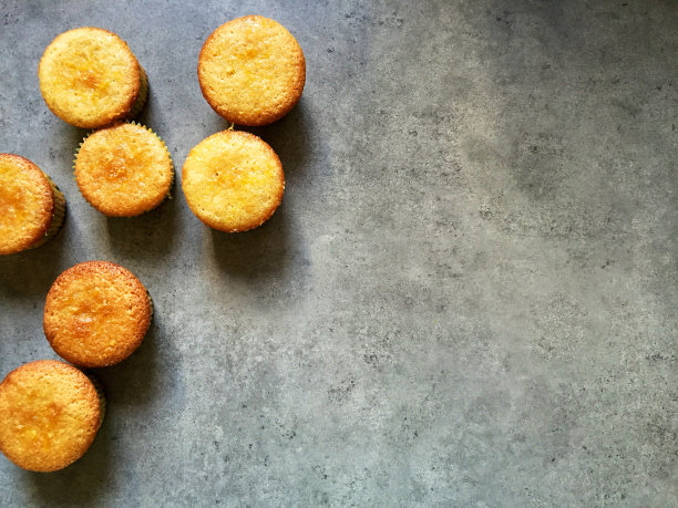 家庭烘焙:纸杯蛋糕盒里的迷你柠檬粗麦粉蛋糕图片下载