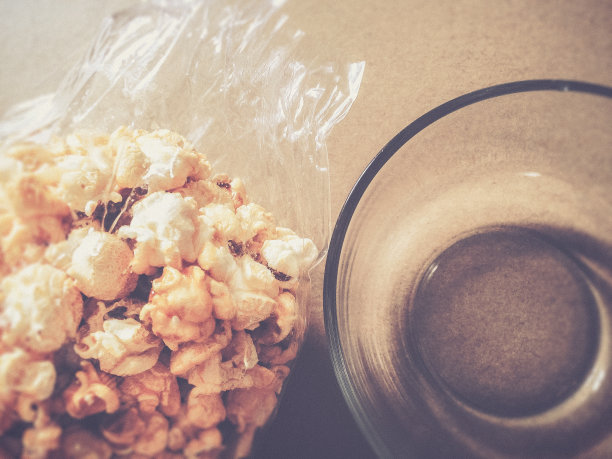 爆米花背景的碗图片下载