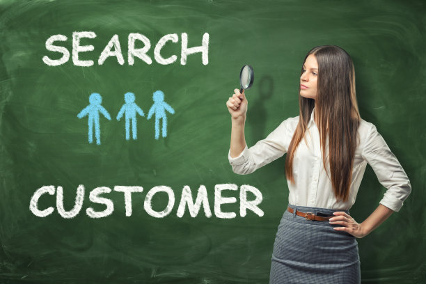 美丽的女商人站在旁边，透过放大镜看着图片下载