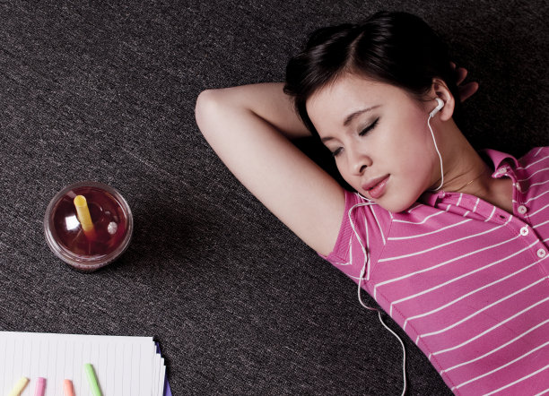 学习后放松身边的珍珠奶茶图片下载