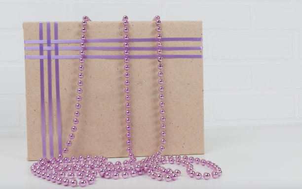 长方形的盒子放在用珠子装饰的桌子上图片下载