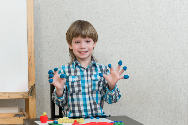 男孩在家用橡皮泥雕刻图片下载