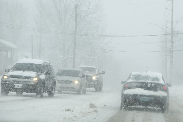 下雪天的汽车图片下载
