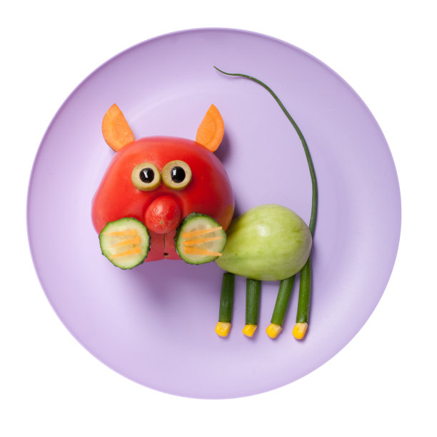 红绿番茄做成的猫盘图片下载