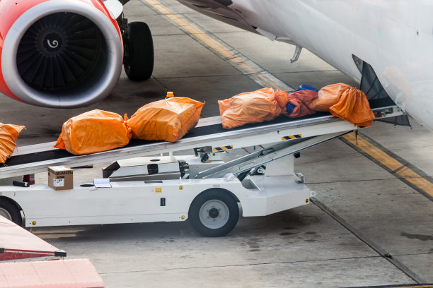 飞机准备战斗并装上行李图片下载