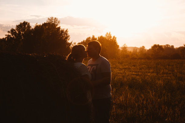 爱情故事男人和女人的背景是干草堆图片下载