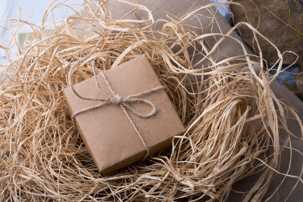 稻草背景上的棕色礼盒图片下载