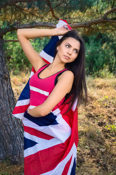 年轻美丽的黑发女孩与英国国旗摆姿势图片下载