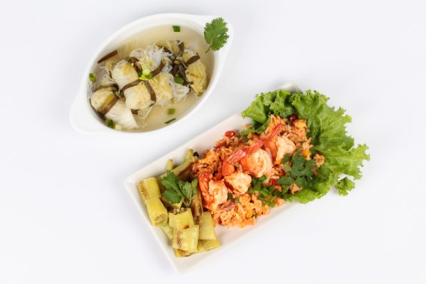 虾仁汤炒饭。俯视图图片下载