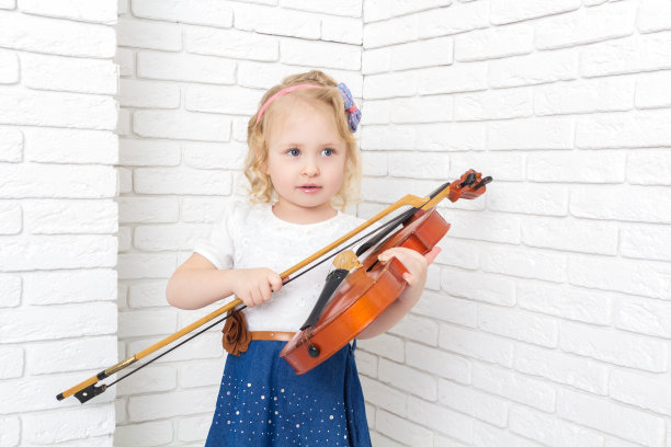 拿着小提琴和弓的小女孩图片下载