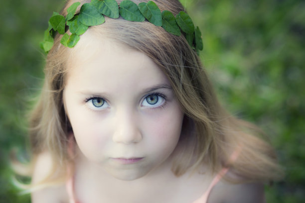 林地的女孩图片下载