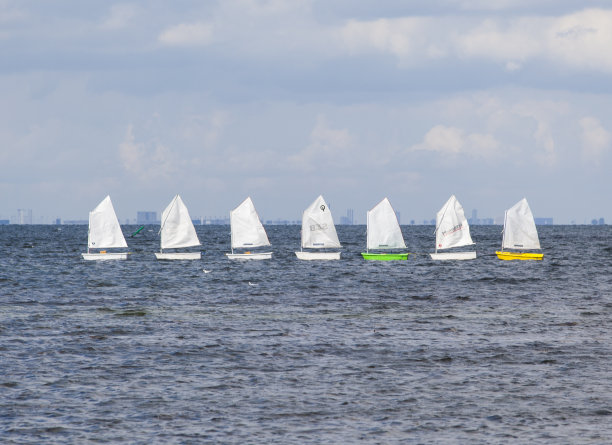 海上的旧木船图片下载