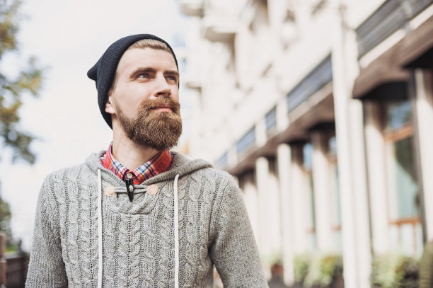 兴高采烈的年轻人抬起头来图片下载