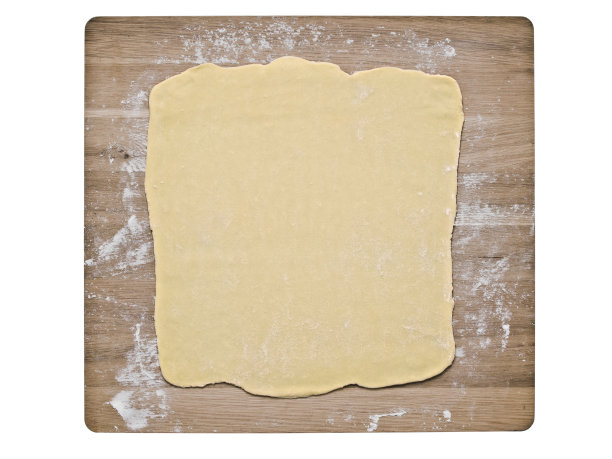 在烤盘上揉成面团图片下载