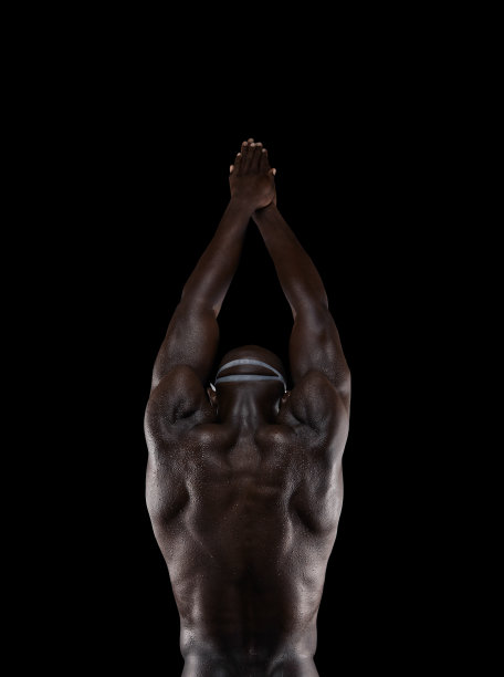 职业游泳运动员准备比赛图片下载