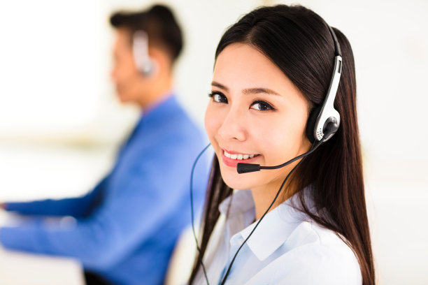 美丽的呼叫中心座席在办公室工作图片下载