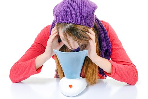 患有感冒和流感的年轻女子吸入精油图片下载