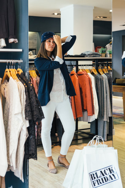 在商店里试穿衣服的女人图片下载