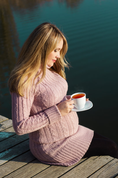 秋湖上的孕妇图片下载