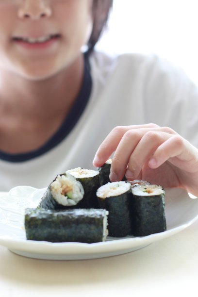 日本男孩和寿司图片下载