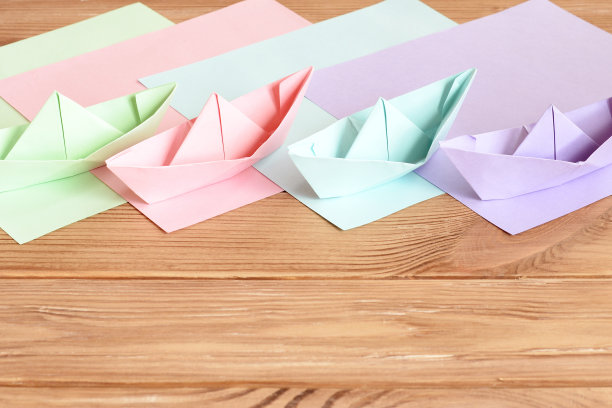 彩色的纸张。简单的夏季折纸儿童图片下载