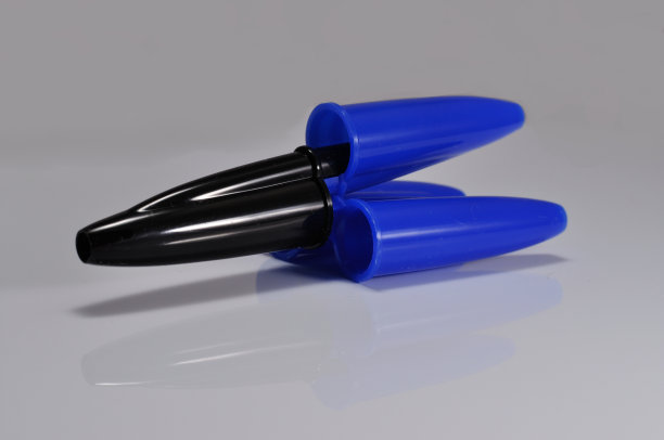 白色背景上蓝色订书机的特写镜头图片下载