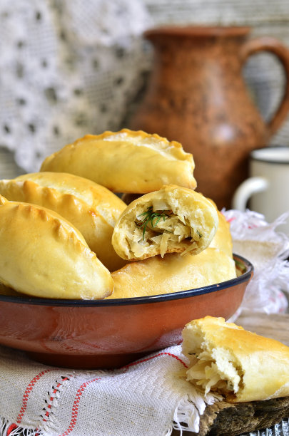 配卷心菜和莳萝的烤肉饼。图片下载