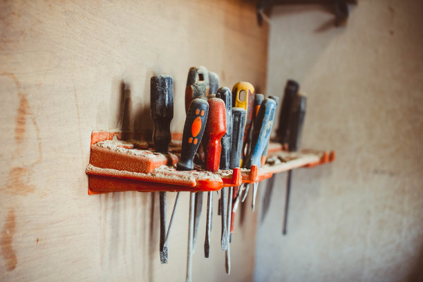 螺丝刀挂在车间里图片下载