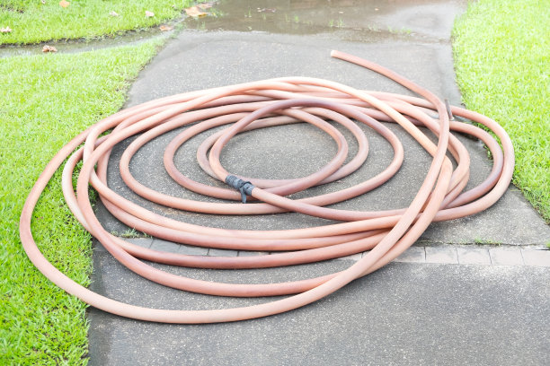 雨后公园里的旧水管图片下载