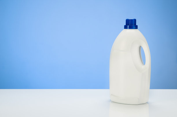 清洁或洗衣产品概念蓝色梯度背景与配件图片下载