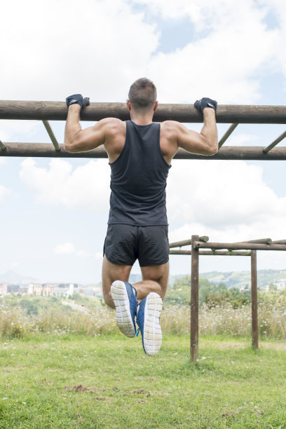 运动肌肉男，户外俯卧撑。图片下载