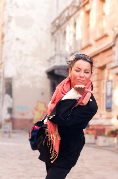 美女送吻图片下载