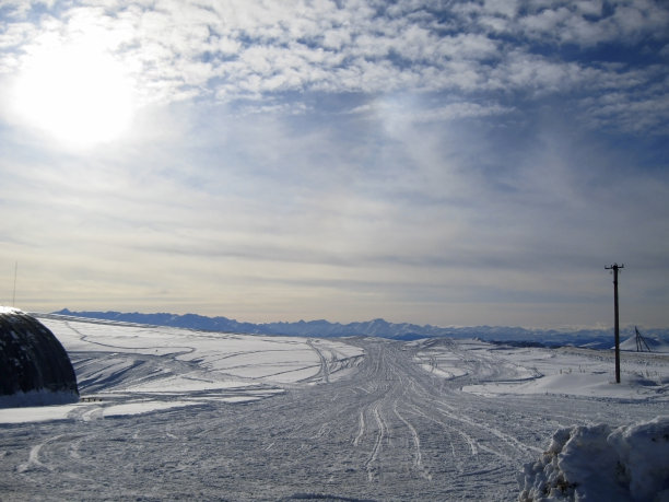 蓝色的天空和一点点云彩和冬季高加索山脉图片下载
