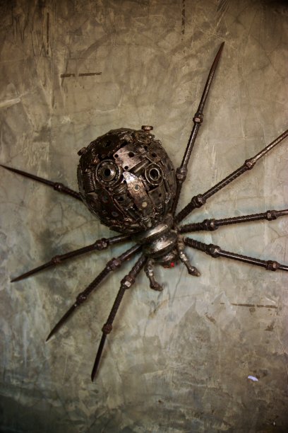 钢雕塑黑寡妇蜘蛛栖息在墙上图片下载