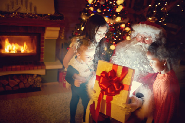 圣诞老人带着神奇的礼物和孩子图片下载