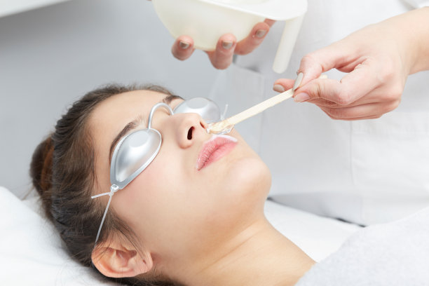 美容师给脱毛激光治疗妇女的嘴唇图片下载