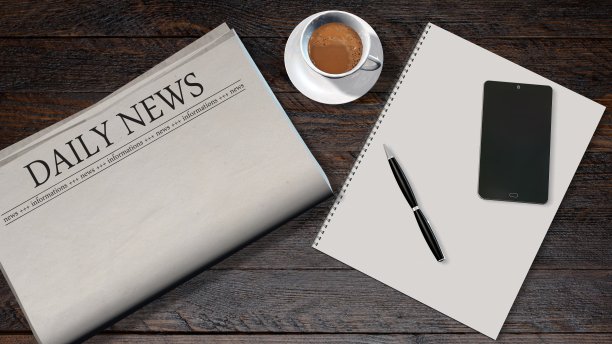 办公室桌子上放着空白的报纸和每日新闻的标题图片下载