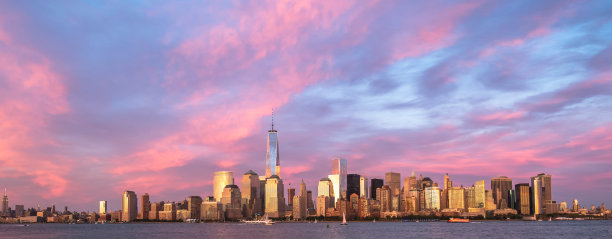 从自由公园眺望纽约曼哈顿天际线图片下载