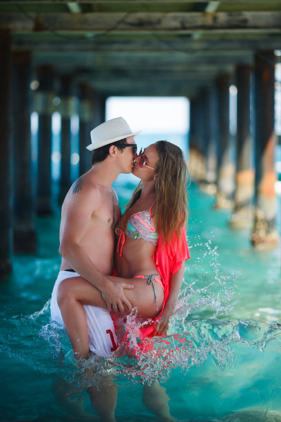 快乐的一对在度假村图片下载