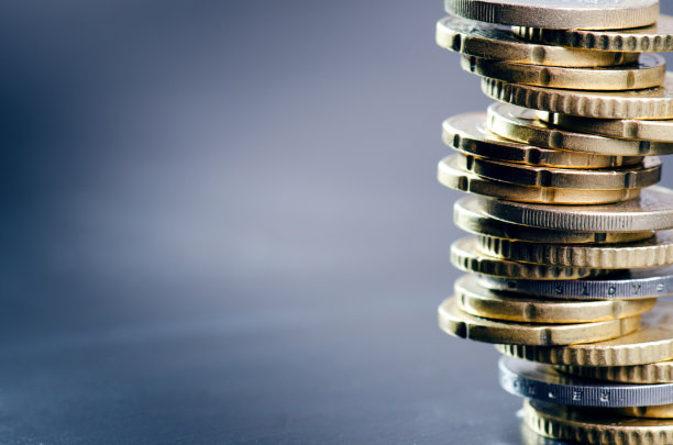 欧元的钱。硬币被孤立在一个黑色的背景上。素材图片