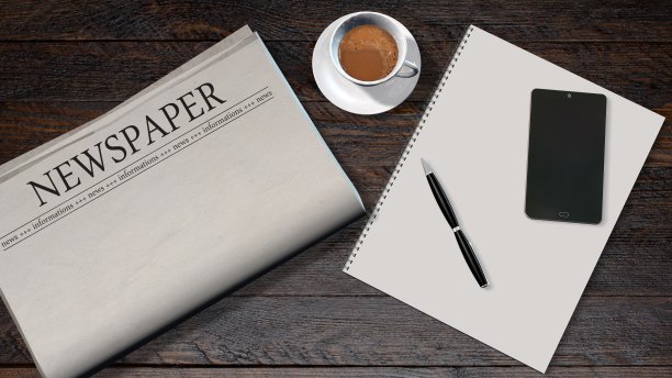 办公室的桌子上有空白的报纸和大标题的报纸图片下载