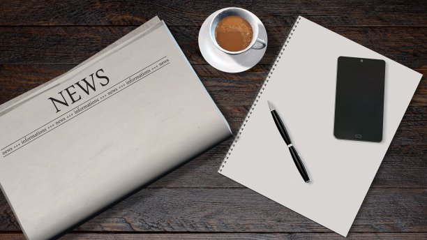 办公室的桌子上有空白的报纸和标题新闻图片下载