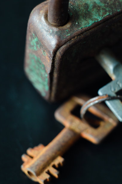 老锁生锈的钥匙靠近图片下载