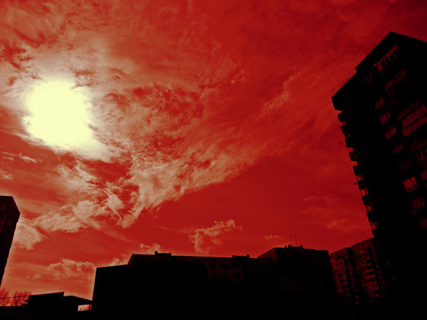 城市上空抽象的红色天空图片下载