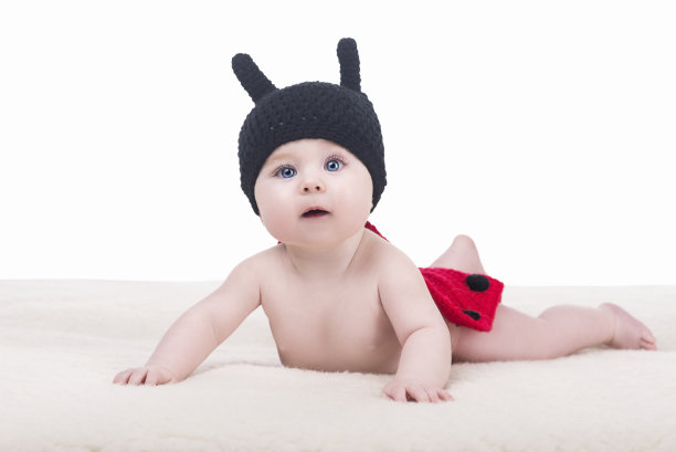 可爱的婴儿在编织帽子与角图片下载